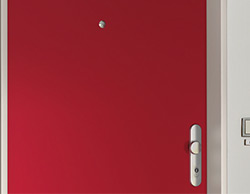 Sicherheitstüre in rot mit Türspion